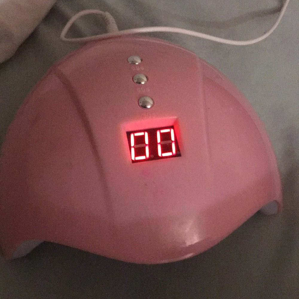 Black light nail dryer